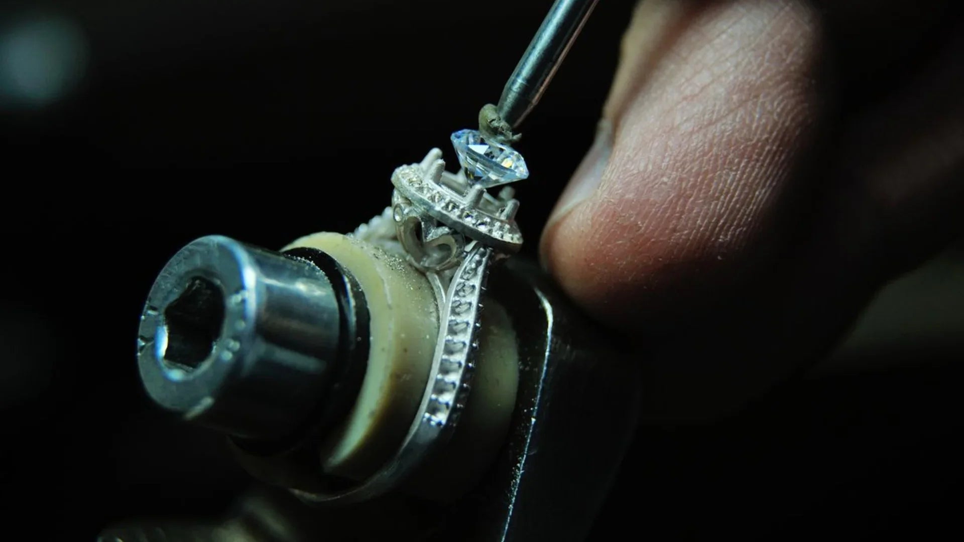 How to Choose the Right Setting for Your Stone: A Complete Jewelry Guide